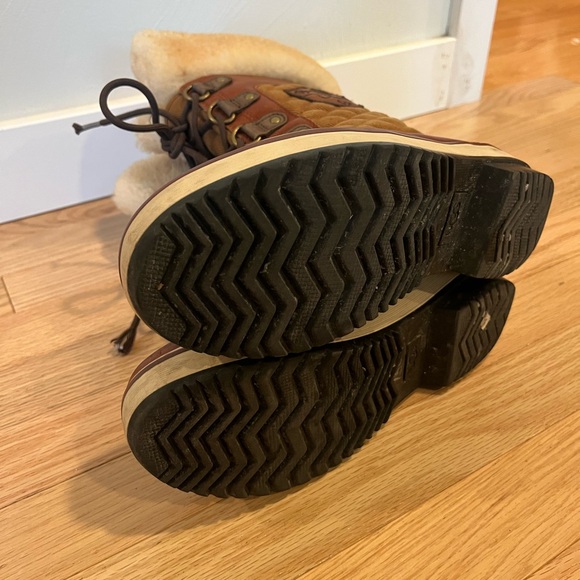 UGG Leather Tall Boot with Lambs Fur. 7M winter snow boots - Picture 5 of 15